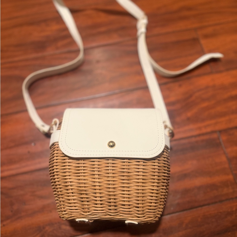 Tommy Bahama Natural Woven Rattan Crossbody with White Flap - Picture 3 of 12